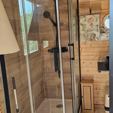 Sleeps 2 With Enclosed Garden * تافيرا